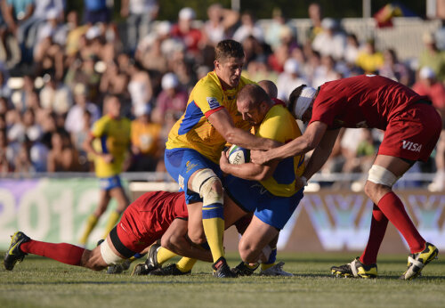 Mihai Adăscăliţei (la balon) şi Mihai Macovei, în luptă cu apărarea sud-americanilor // Foto: Raed Krishan