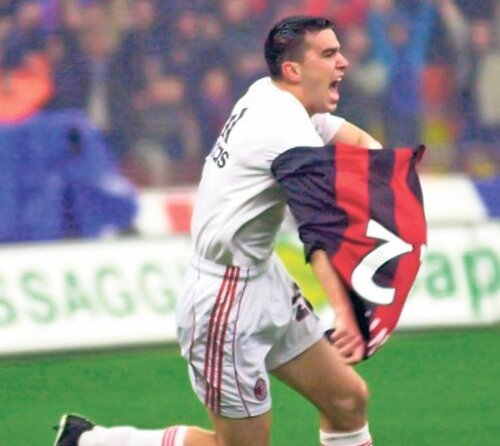 Cosmin Contra este convins că Vlad Chiricheş are mari şanse de a deveni rapid titular la AC Milan
FOTO: soccerhairstyles.com