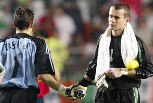 Casillas şi Given, un spaniol şi un irlandez, dau mîna după meciul de la CM 2002. Atunci a învins Casillas. // Foto: Guliver/GettyImages
