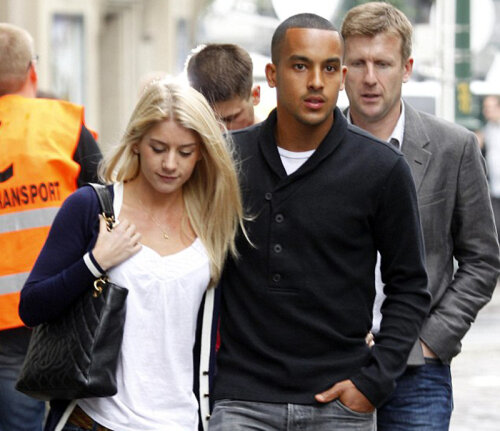 Theo Walcott la plimbare alături de logodnica Melanie Slade