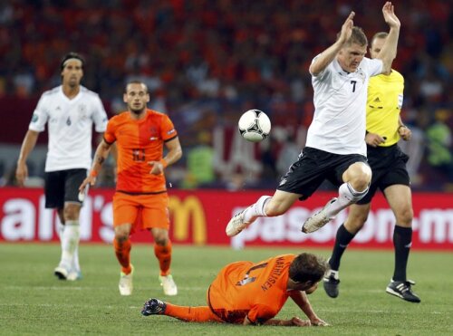 Schweinsteiger (în alb) planează peste Mathijsen // Foto: Reuters