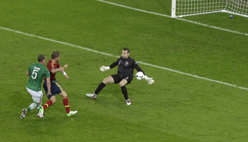 Torres la al doilea său gol, cînd n-a iertat după o contră (foto: Reuters)