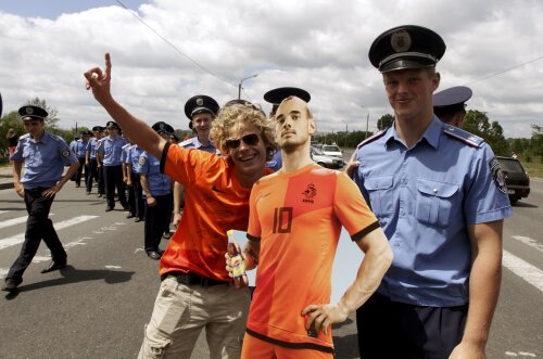 Fanii olandezi așteaptă astăzi o minune de la Sneijder și colegii lui (foto: Reuters)