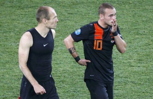 Lui Sneijder și Robben nu le vine să creadă ce rușine au pățit (foto: Reuters)