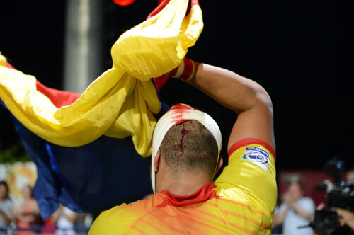 Casca nu l-a ajutat pe Lucaci să nu-şi spargă capul // Foto: Alex Nicodim