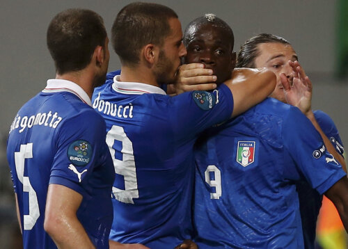 După ce l-a învins pe Given, Balotelli a răbufnit nervos, cuvintele sale fiind înăbușite prompt de colegi // Foto: Reuters