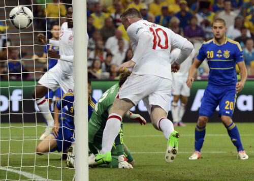 Rooney marchează cu capul singurul gol al Angliei în meciul cu Ucraina