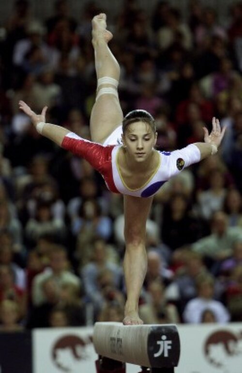 Andreea Răducan, pe vremea în care stăpînea cu succes aparatele de gimnastică