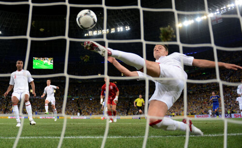 John Terry degajează mingea la şutul lui Devici. Dar balonul era deja în poartă // Foto: Guliver/GettyImages