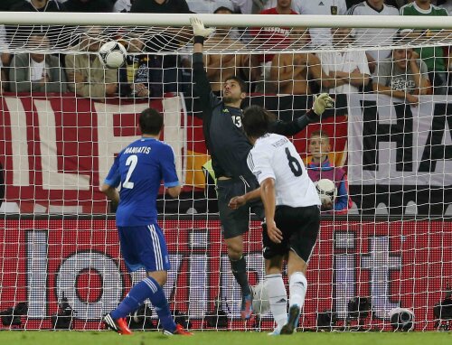 Khedira a marcat cu un șut tare, fără șanse pentru portarul elen Sifakis (foto: Reuters)