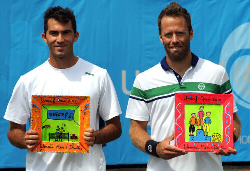 Horia Tecău şi Robert Lindstedt cu trofeele din 2012 de la 's-Hertogenbosch // Foto:Edwin Verhoef / Unicef Open