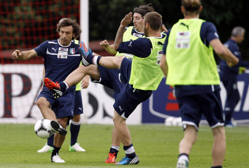 Pirlo (la minge) e italianul cu cele mai multe minute jucate în acest sezon la Juventus și 