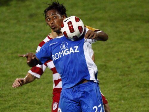 În 2010, Eric de Oliveira a fost desemnat Fotbalistul străin al anului în Liga 1