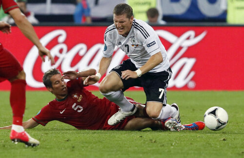 Nici adversarii, în acest caz portughezul Coentrao, nu l-au menajat pe Schweinsteiger (dreapta). Cum l-au prins, cum l-au lovit // Foto: Reuters