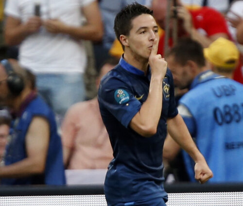 Samir Nasri, imediat după golul cu Anglia, cînd i-a făcut semn jurnalistului de la L'Equipe să-şi ţină gura închisă // Foto: Reuters