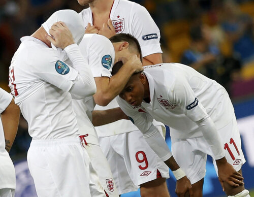 Ashley Young (dreapta) nu poate fi consolat de Terry. Iar Rooney îşi ascunde faţa în spatele tricoului // Foto: Reuters