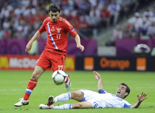 Dzagoev, la minge, a marcat de trei ori la Euro. Insuficient pentru ruși (foto: Reuters)