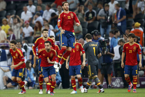 Sergio Ramos (în săritură) şi Xavi Hernandez sau El Clasico Real Madrid - Barcelona unit pentru Spania // Foto: Reuters