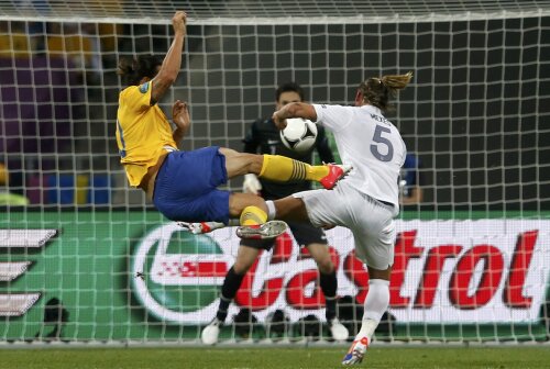 Execuția superbă a lui Ibrahimovici în poarta francezului Lloris (foto: Reuters)