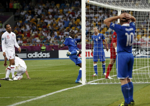 Cassano își pune mîinile în cap după ce Balotelli mai irosește o ocazie cu Anglia, lovind nervos bara // Foto: Reuters