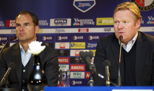 Frank de Boer (stînga) şi Ronald Koeman, la aceeaşi masă, sezonul trecut, în timpul unei conferinţe de presă după un Clasic Feyenoord - Ajax // Foto: Guliver/GettyImages