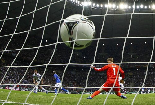 Neuer, portarul nemţilor, îngenuncheat. Ştia că mingea lui Balotelli scuturase plasa în spatele lui. Era 2-0 pentru italieni // Foto: Reuters