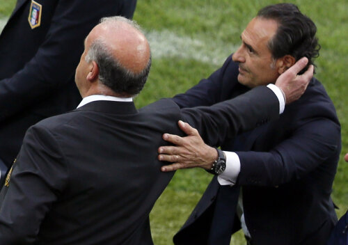 Del Bosque (stînga) îi acordă 50% șanse de cîștig lui Prandelli. În grupe italianul a condus și a scos un egal. Ce va fi mîine? // Foto: Reuters