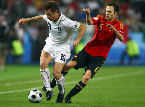 Iniesta (dreapta) și Cassano s-au întîlnit și la Euro 2008, cînd ibericul a avut cîștig de cauză // Foto: Gulliver/GettyImages