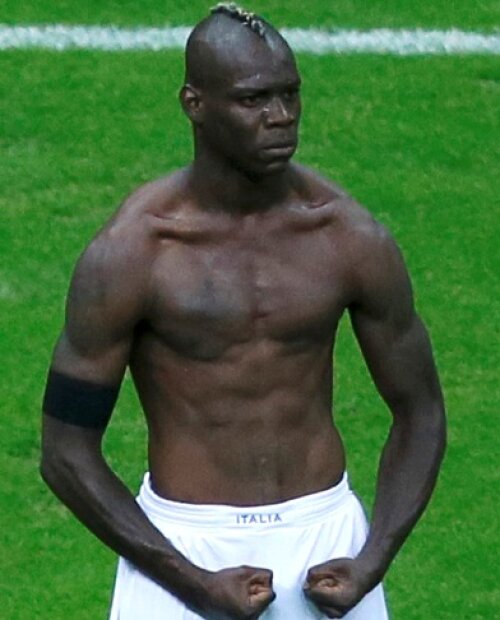 Balotelli își arată mușchii înaintea Spaniei (foto: Reuters)