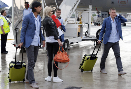 Doi nemţi lipsiţi de griji pe aeroport: Sami Khedira (stînga, alături de iubita sa, Lena) şi Bastian Schweinsteiger // Foto: Reuters