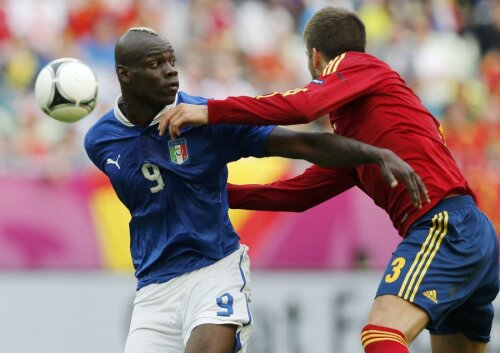 Pique a avut viaţă grea cu Balotelli, în meciul din grupe, scor 1-1 (foto: Reuters)