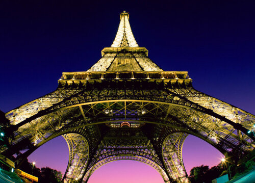 Turnul Eiffel, emblema Parisului, are 324 de metri înălţime, a fost construit de Gustave Eiffel şi inaugurat pe 31 martie 1889