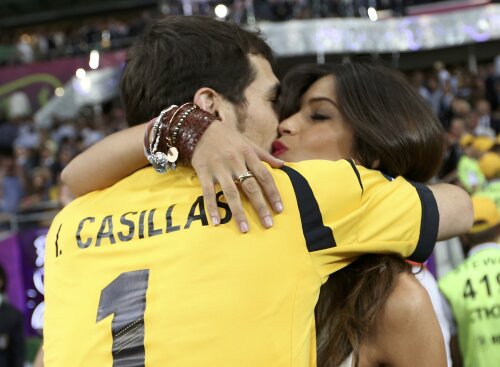 Casillas și-a sărutat iubita, jurnalista Sara Carbonero, chiar pe teren (foto: Reuters)