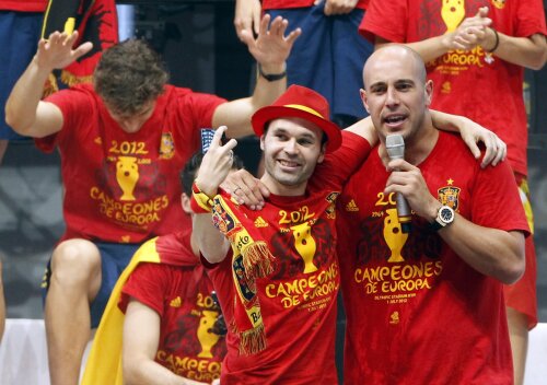 Iniesta, cu pălărie, a fost ales cel mai bun jucător de la Euro (foto: Reuters)