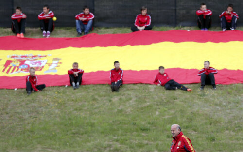 Vicente del Bosque şi copiii spanioli care cresc în spiritul şcolii de fotbal Furia Roja // Foto: Reuters