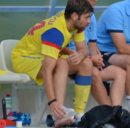 Rusescu și-a calmat durerile cu o pungă de gheață (foto: Alex Nicodim)