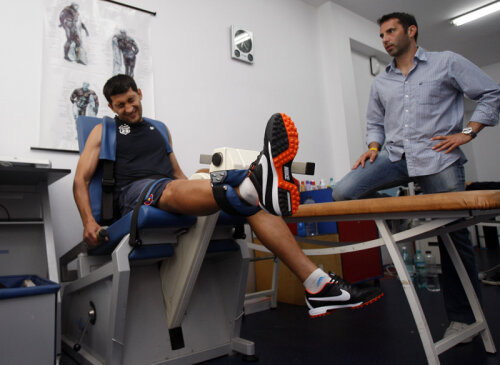 Florin Costea alături de preparatoril fizic Horea Codorean în actualul cabinet medical de la stadionul Ghencea