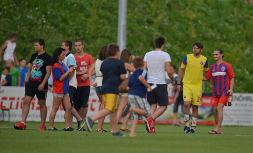 Steliștii au fost luați mereu cu asalt de fani în stagiul austriac (foto: Alex Nicodim)