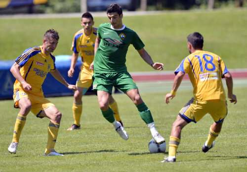 Ieri, în meciul cu Petrolul, Daniel Niculae (în verde) a încercat să scape de marcajul strîns al lui Galamaz (stînga) // Foto: Raed Krishan