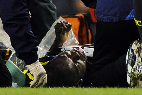 Resuscitat pe terenul din Londra cu defibrilatorul, Muamba a fost salvat miraculos de medici la spital // Foto: Reuters