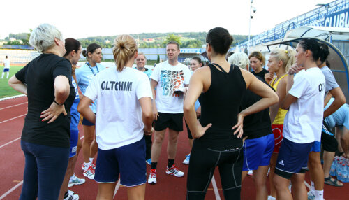 Jakob Vestergaard le-a instruit ieri pe fete // Foto: Marius Ionescu (Rîmnicu Vîlcea)
