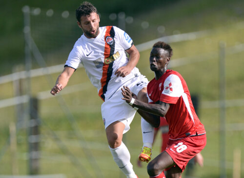 Issa Ba este considerat primul mijlocaș defensiv al echipei. Pe acest post mai poate evolua Boubacar, pînă să vină Alvarez