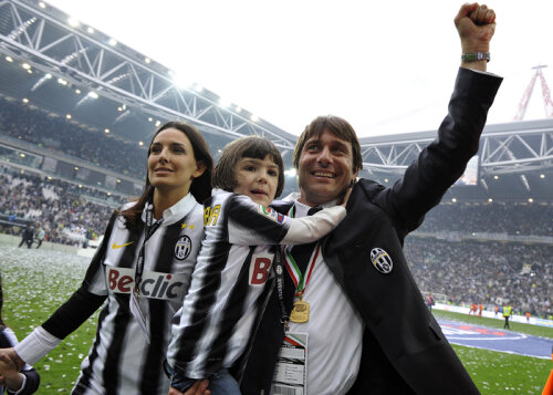Antonio Conte, împreună cu soția Elisabetta și fetița Vittoria, riscă să-și ia adio de la Ligă // Foto: Reuters
