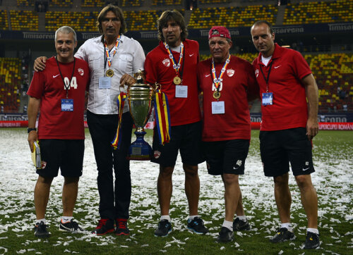 Dario Bonetti a ținut să se fotografieze la final cu trofeul alături de toți colaboratorii săi, pe care îi consideră foarte importanți