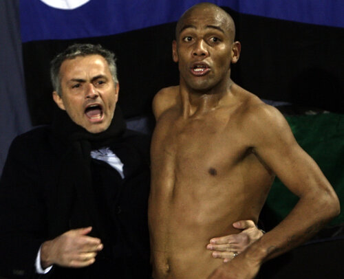 O îmbrăţişare puternică între Maicon şi antrenorul său preferat, Jose Mourinho // Foto: Reuters