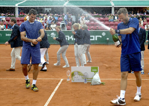 Horia şi Robert au stropit cu şampanie cecul de 19.660 de euro // Foto: AP/Agerpres