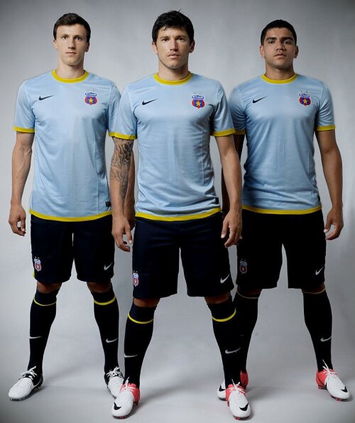 Chiricheș, Tănase și Rocha au fost steliștii aleși să prezinte noul echipament (foto: steauafc.ro)