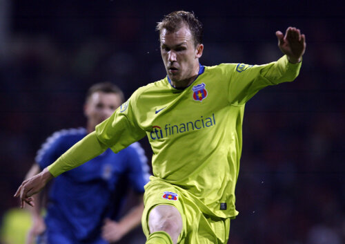 Kapetanos (29 de ani) a venit liber de contract la Steaua şi a fost dat afară înainte de a-i expira contractul din cauza faptului că avea un salariu de 300.000 de euro anual