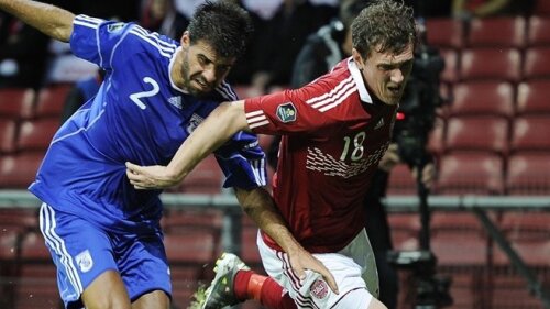 Paraskevas (stînga) e un jucător robust la cei 1,85 metri ai săi