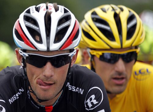 Frank Schleck în faţa coechipierului Fabian Cancellara (foto: reuters)